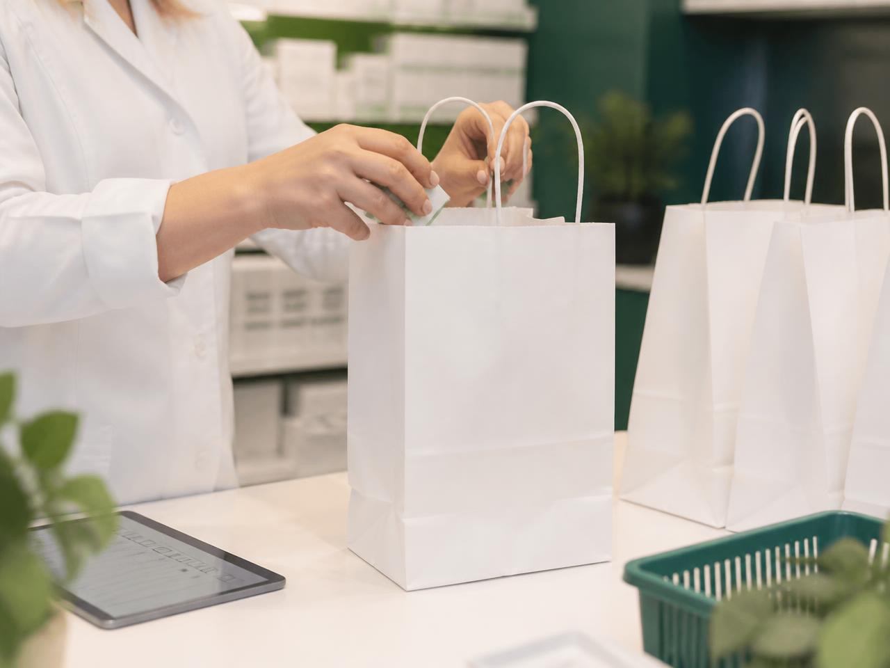 Equipe separando pedidos para entrega em uma farmácia
